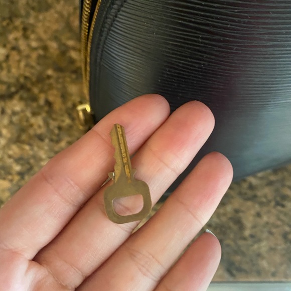 Louis Vuitton Alma Handbag Epi Leather (black) - Picture 7 of 9